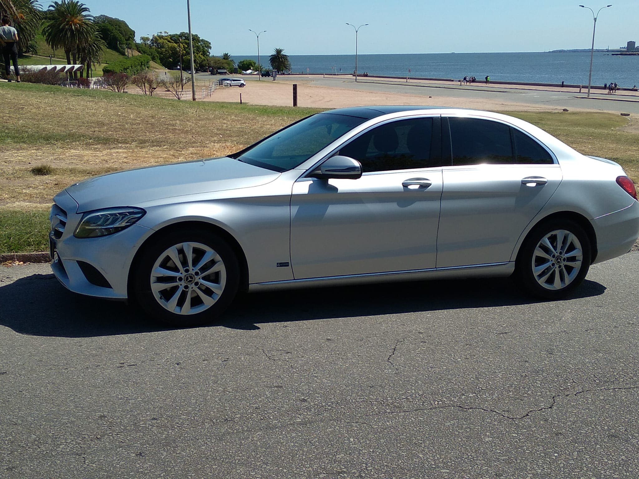 Vista de perfil remise Mercedes Benz — Origen Remises