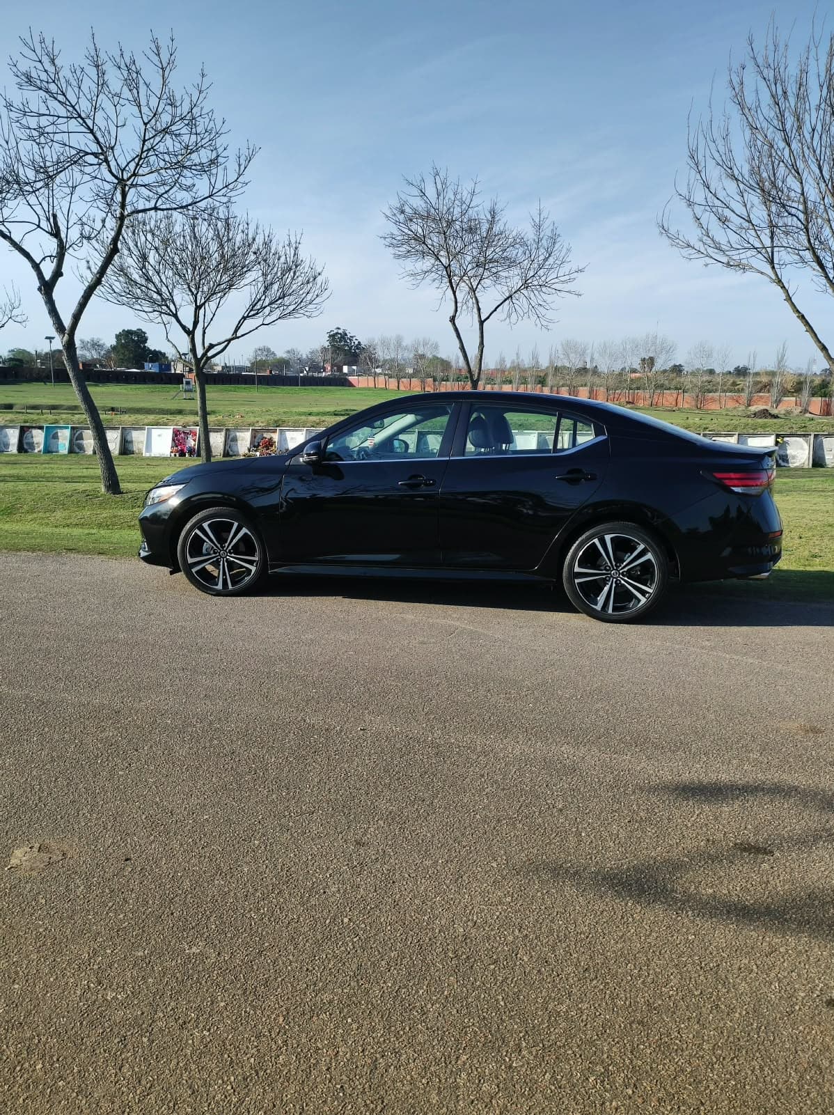 Unidad ejecutiva en remise nissan sentra negro — Origen Remises