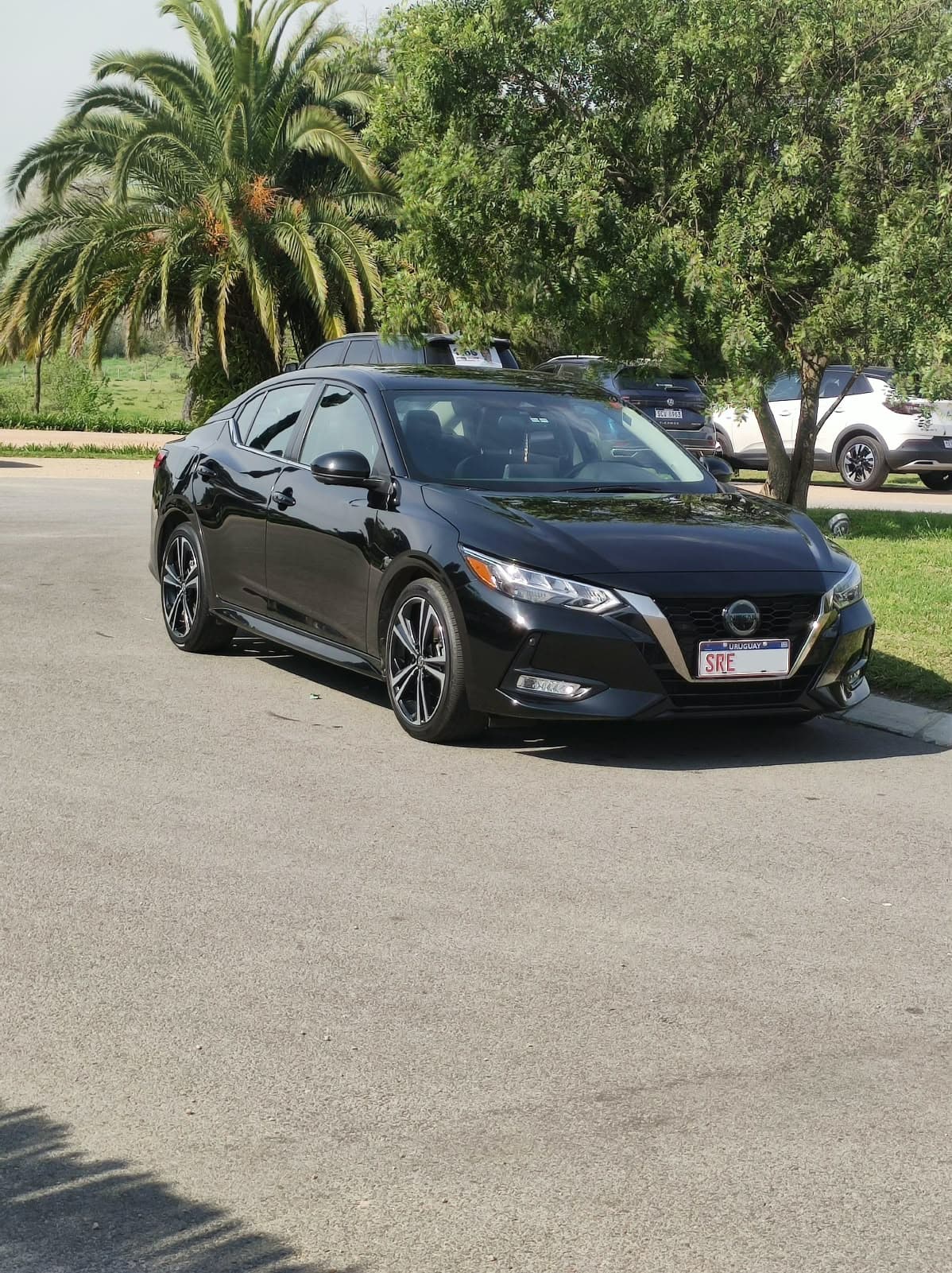 Vista frontal remise Nissan sentra negro — Origen Remises