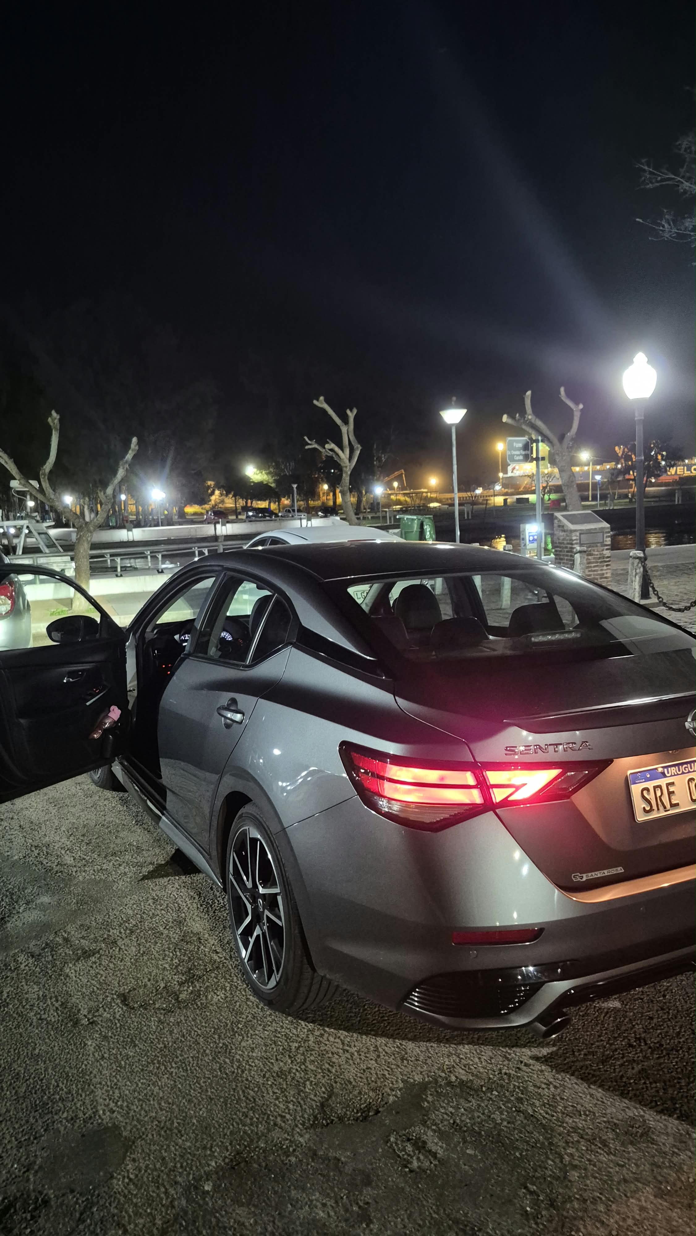 Vista trasera Remise Nissan Sentra — Origen Remises