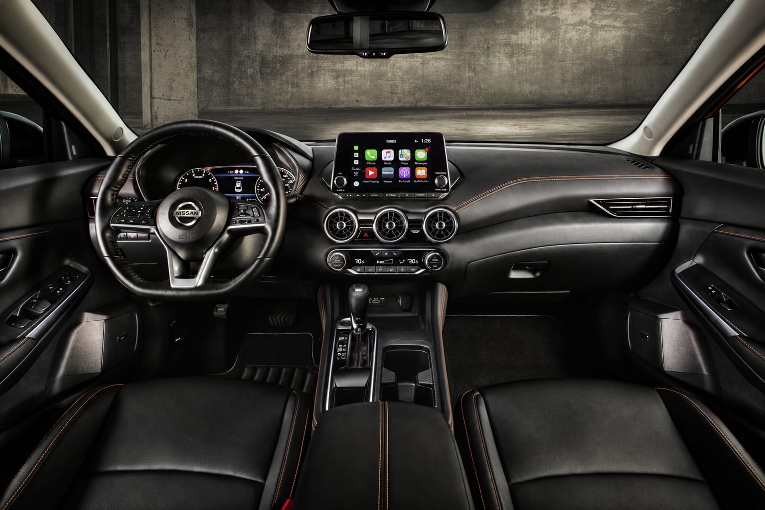 Interior del Nissan Sentra SR — habitáculo en cuero